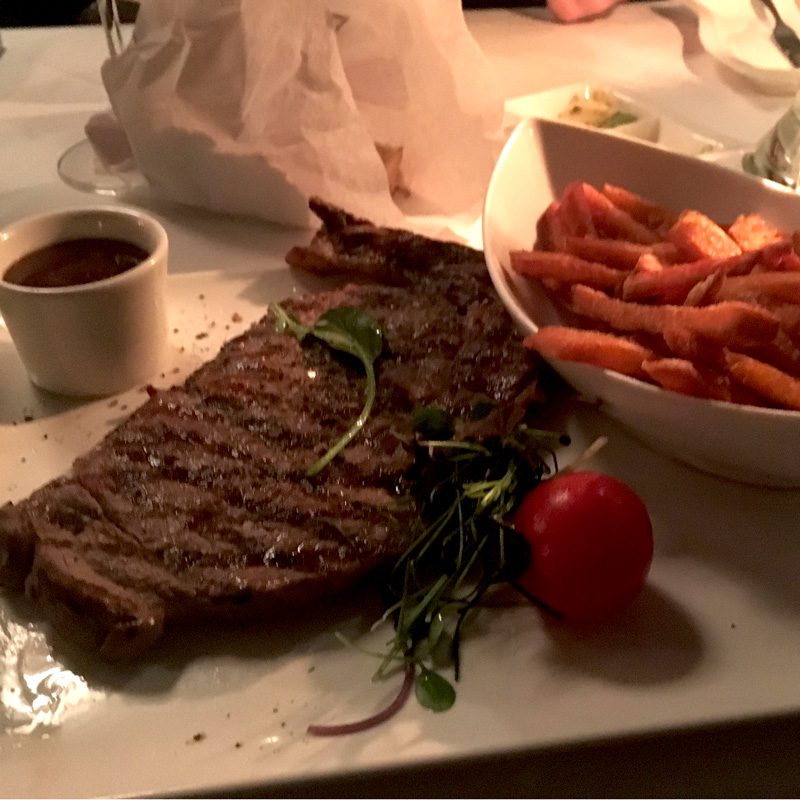 Rib-Eye Steak vom Prime Beef mit Süßkartoffel Frites