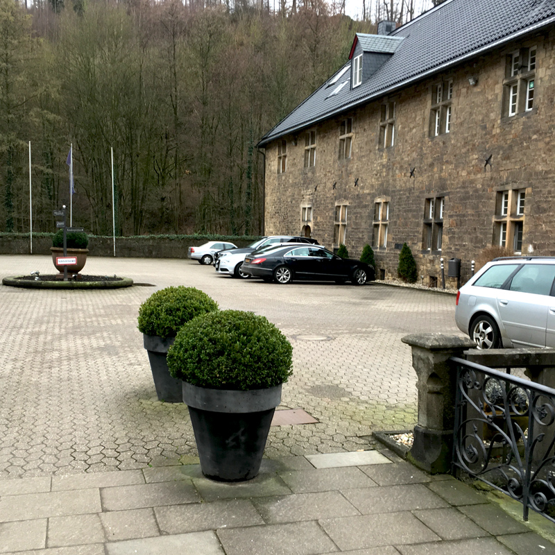 Außenansicht der zimmer im Schloßhotel Hugenpoet