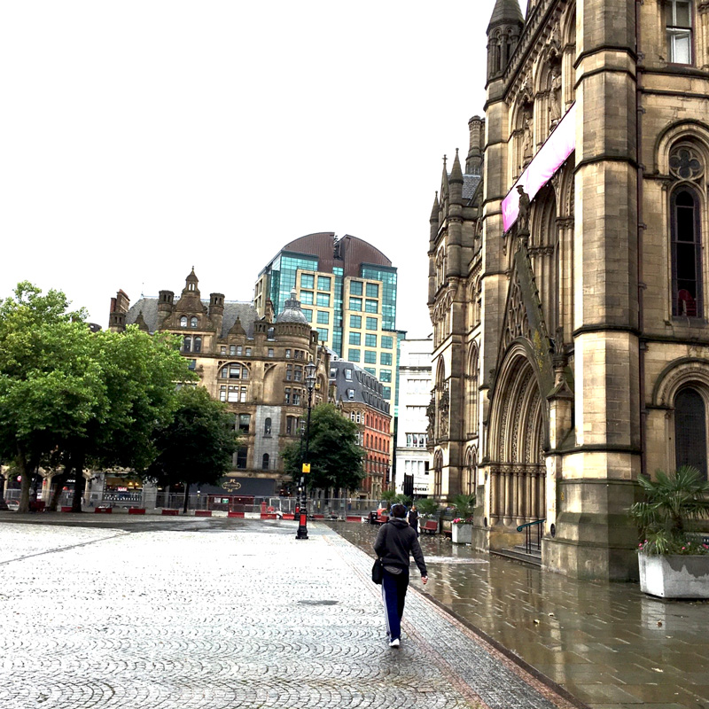 Manchester Rathaus mit Umgebung moderener Gebäude