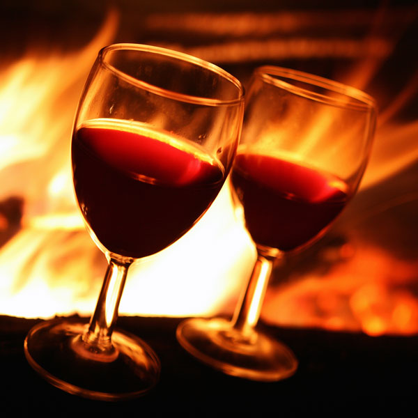Kaminfeuer mit Rotwein