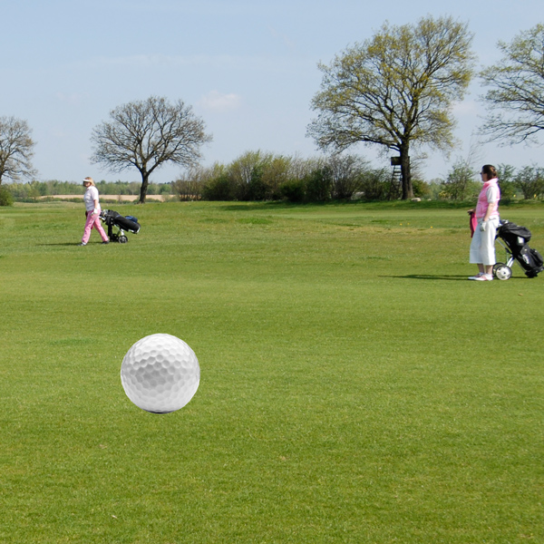 zwei Frauen auf dem golfplatz