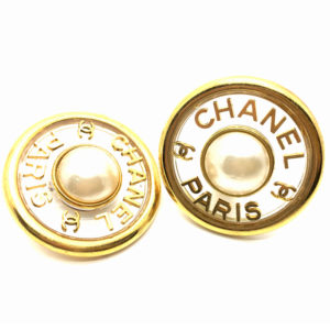 Chanel Vintage Ohrringe in transparent mit gold Logo und Perle