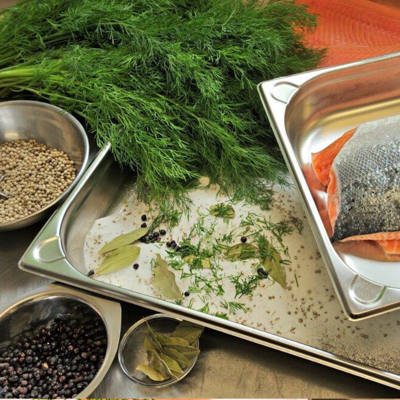 Lederer Beizlachs mit Kräutern in der Vorbereitung