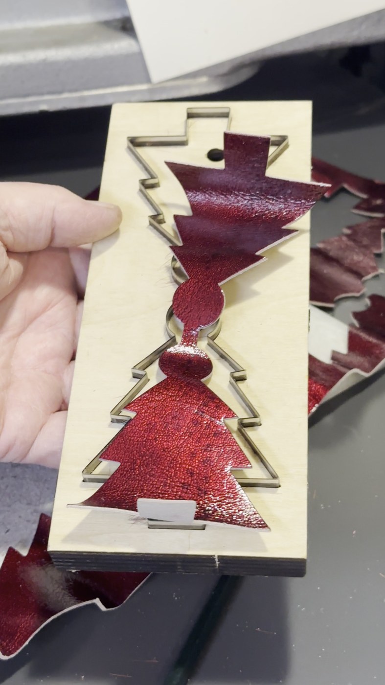 Stanzform aus Buchenholz für Tannenbaum-Anhänger