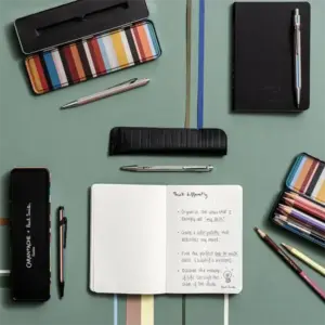 Caran d'Ache x Paul Smith Edition: 849 Kugelschreiber, Ecridor Set und A6 Notizbuch im Trixi Gronau Concept Store