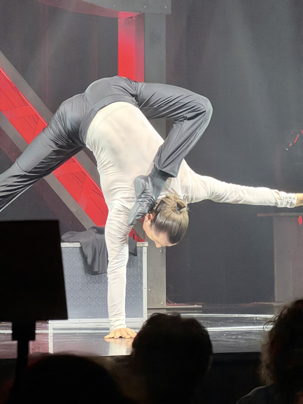 Alexandr Batuev Kontorsion, Handstand auf einem Koffer, GOP Bremen