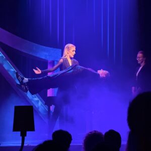 Jay & Jade Levitations-Akt im GOP Variete-Theater Bremen, schwebende Assistentin