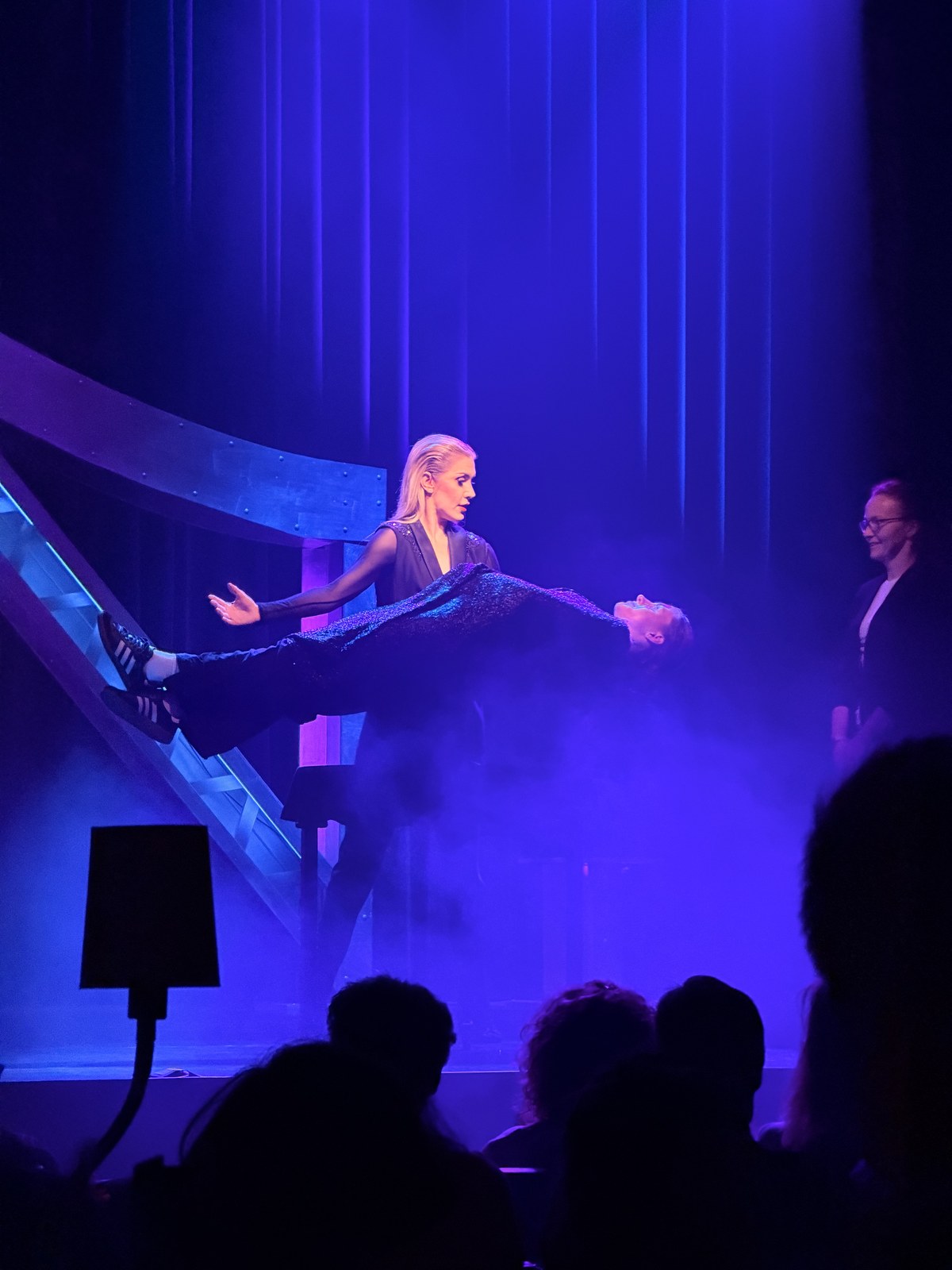 Jay & Jade Levitations-Akt im GOP Variete-Theater Bremen, schwebende Assistentin