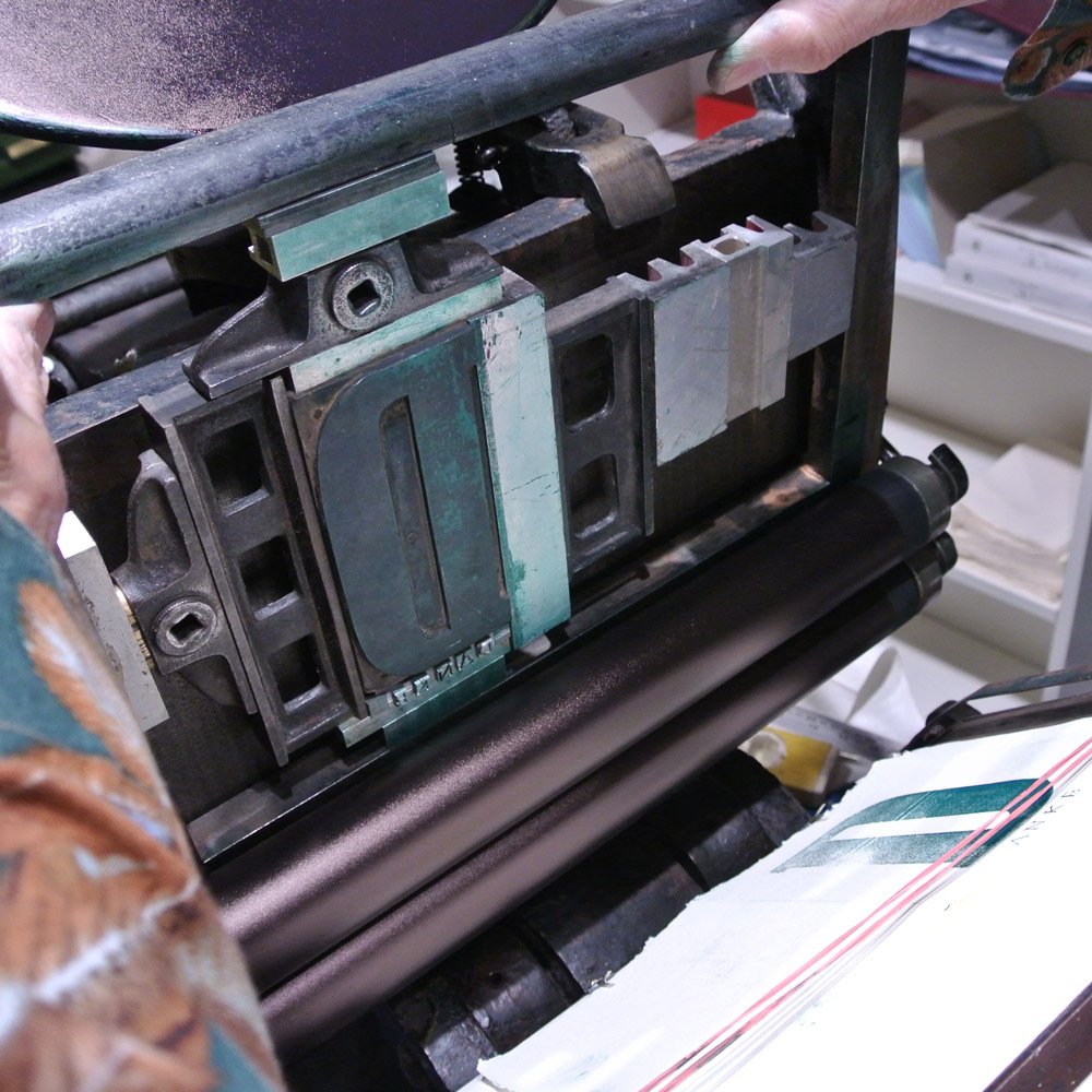 Adana Letterpress-Presse mit gesetztem Typensatz und eingefärbten Walzen im Atelier von Trixi Gronau in Hamburg