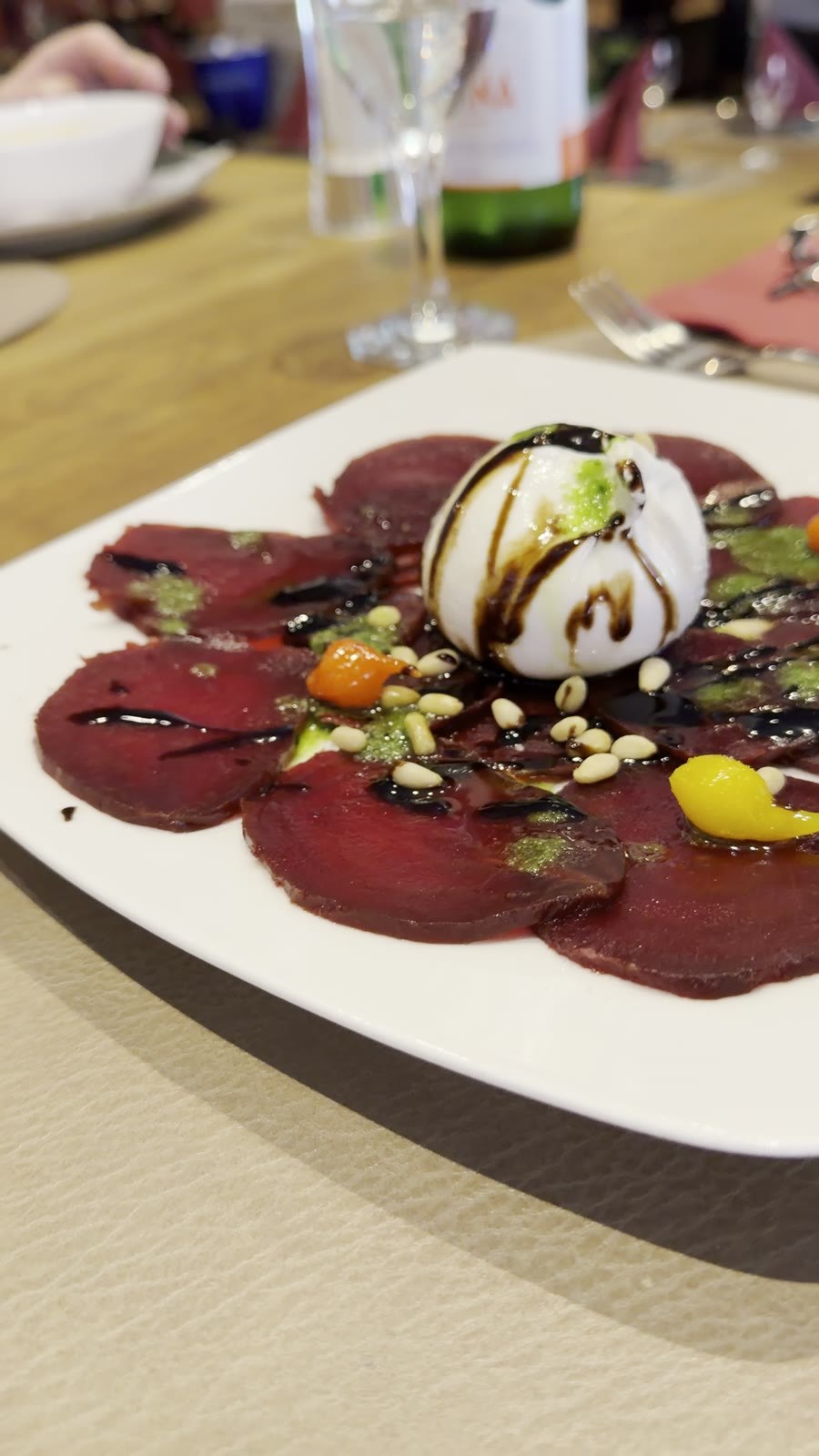 Rote Bete mit Burrata, Pinienkernen und Balsamico, Vorspeise bei Papanino Bremen Oberneuland