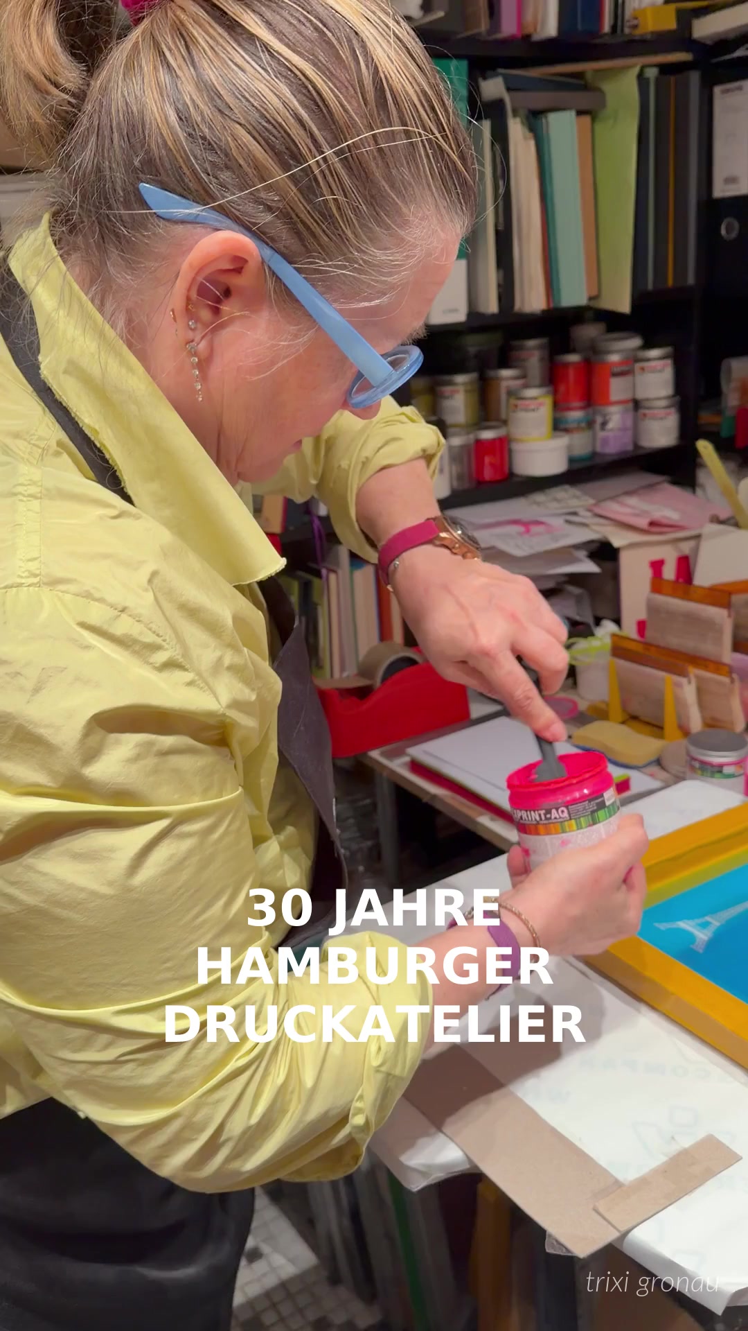 Neon-Pink Farbe von Hand anrühren