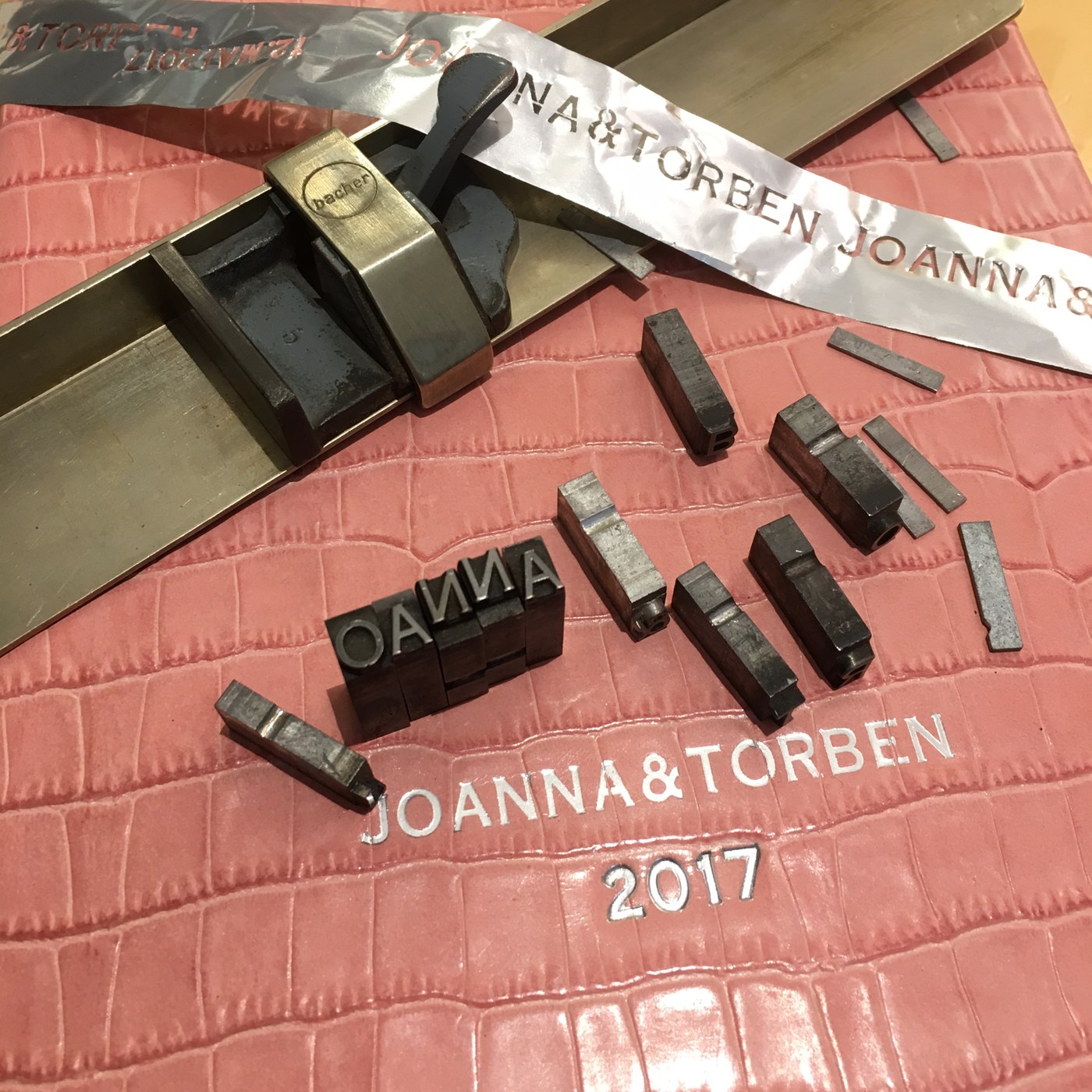 Bleibuchstaben und Setzkasten auf rosa Saffiano-Diary mit Joanna-Torben-Prägung