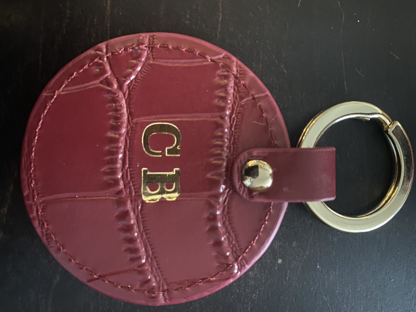Weinroter Croco-Schlüsselanhänger mit goldener CB-Monogramm-Prägung