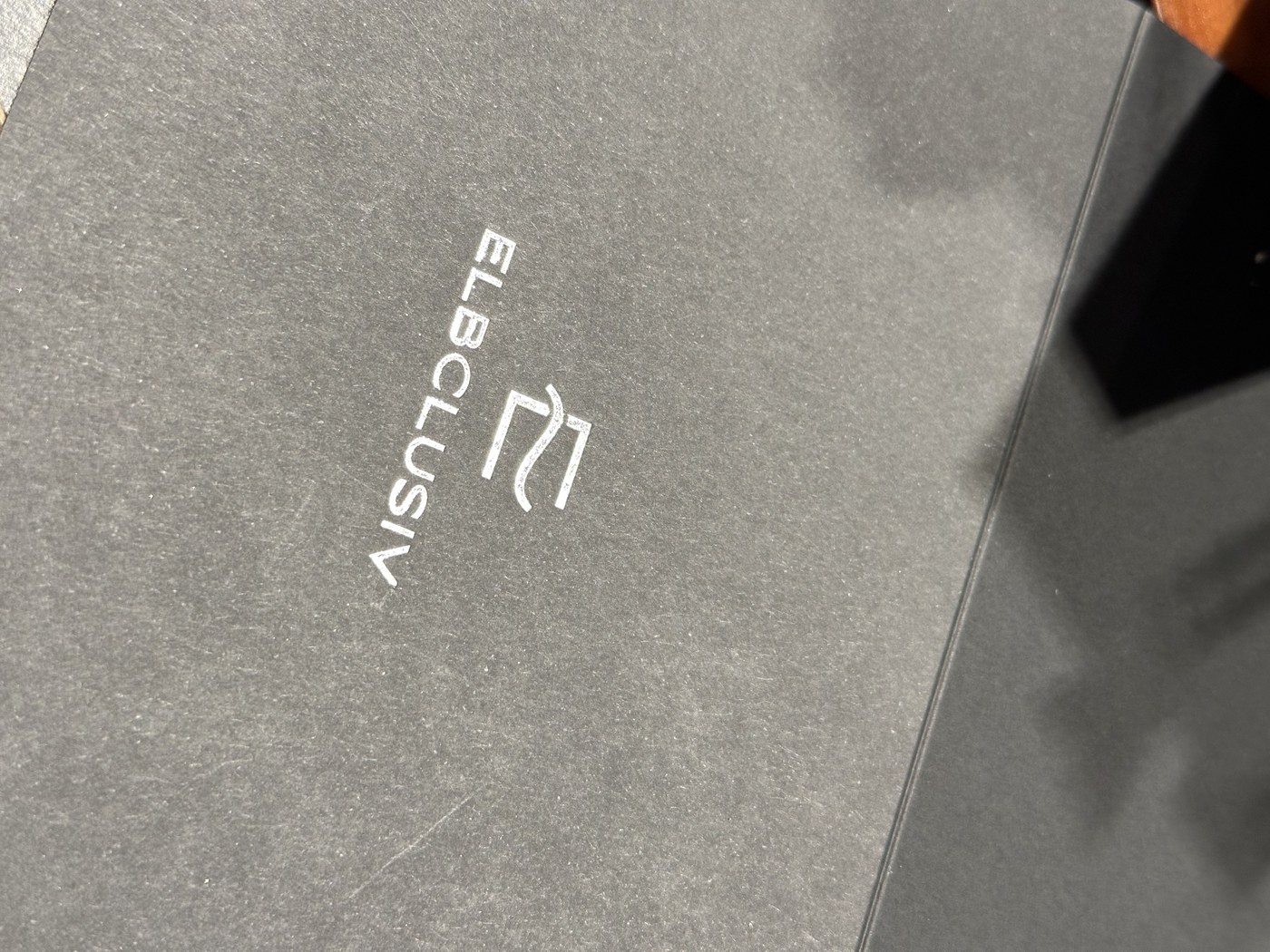 Schwarze Geschenkbox mit weiss geprägtem Elbclusiv-Logo