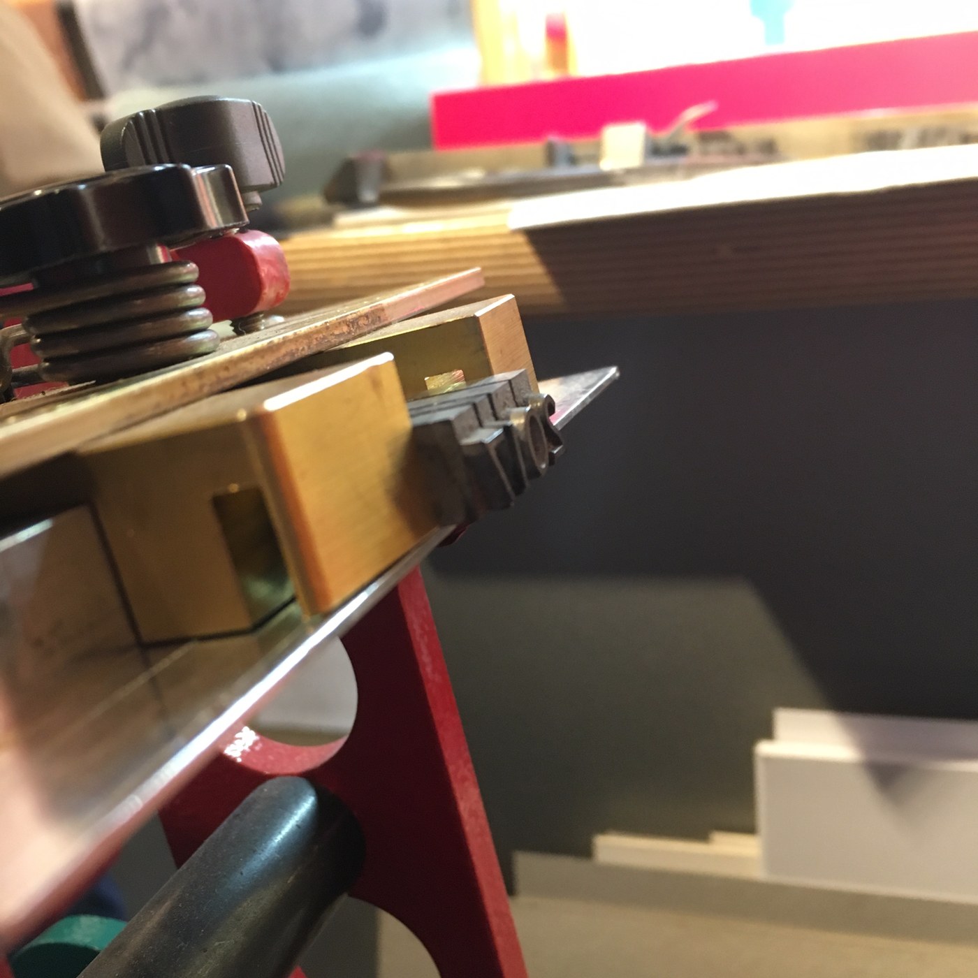 Goldenes Prägewerkzeug mit Buchstabensatz im Atelier Trixi Gronau Hamburg