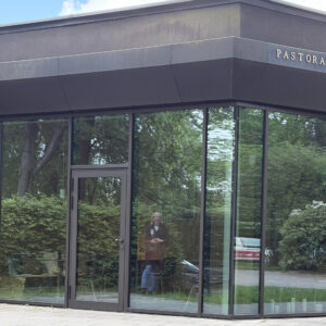 Pastorale Restaurant in Hamburg-Stellingen, schwarzer puristischer Bau mit Glasfassade und Schriftzug Pastorale