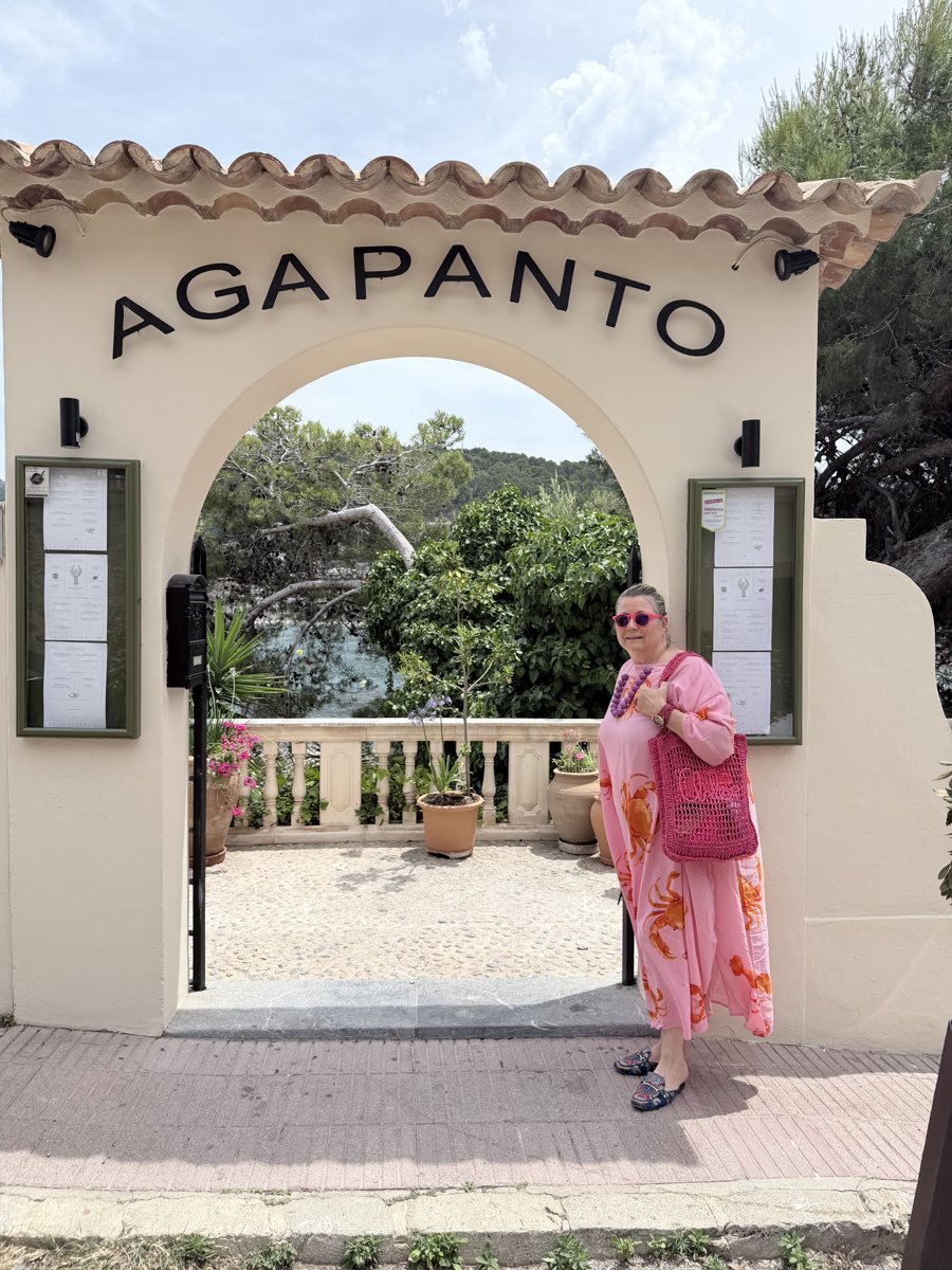 Trixi vor dem Agapanto Bogen in Port Soller