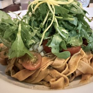 Sommerpasta Tagliatelle mit Rucola, Sóller-Zitronenzeste, Kirschtomaten und Parmesan im Ca'n Llimona Sóller