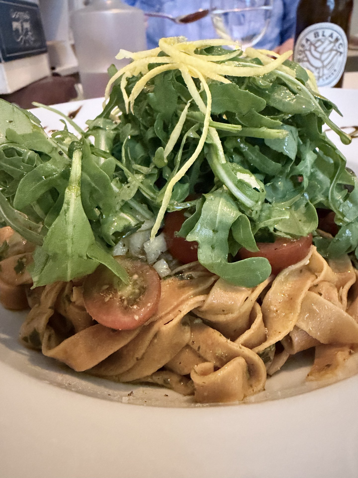 Sommerpasta Tagliatelle mit Rucola, Sóller-Zitronenzeste, Kirschtomaten und Parmesan im Ca'n Llimona Sóller