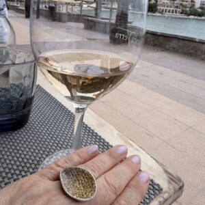 Weinglas mit ALANA Ring und Blick auf Hafen Port Soller