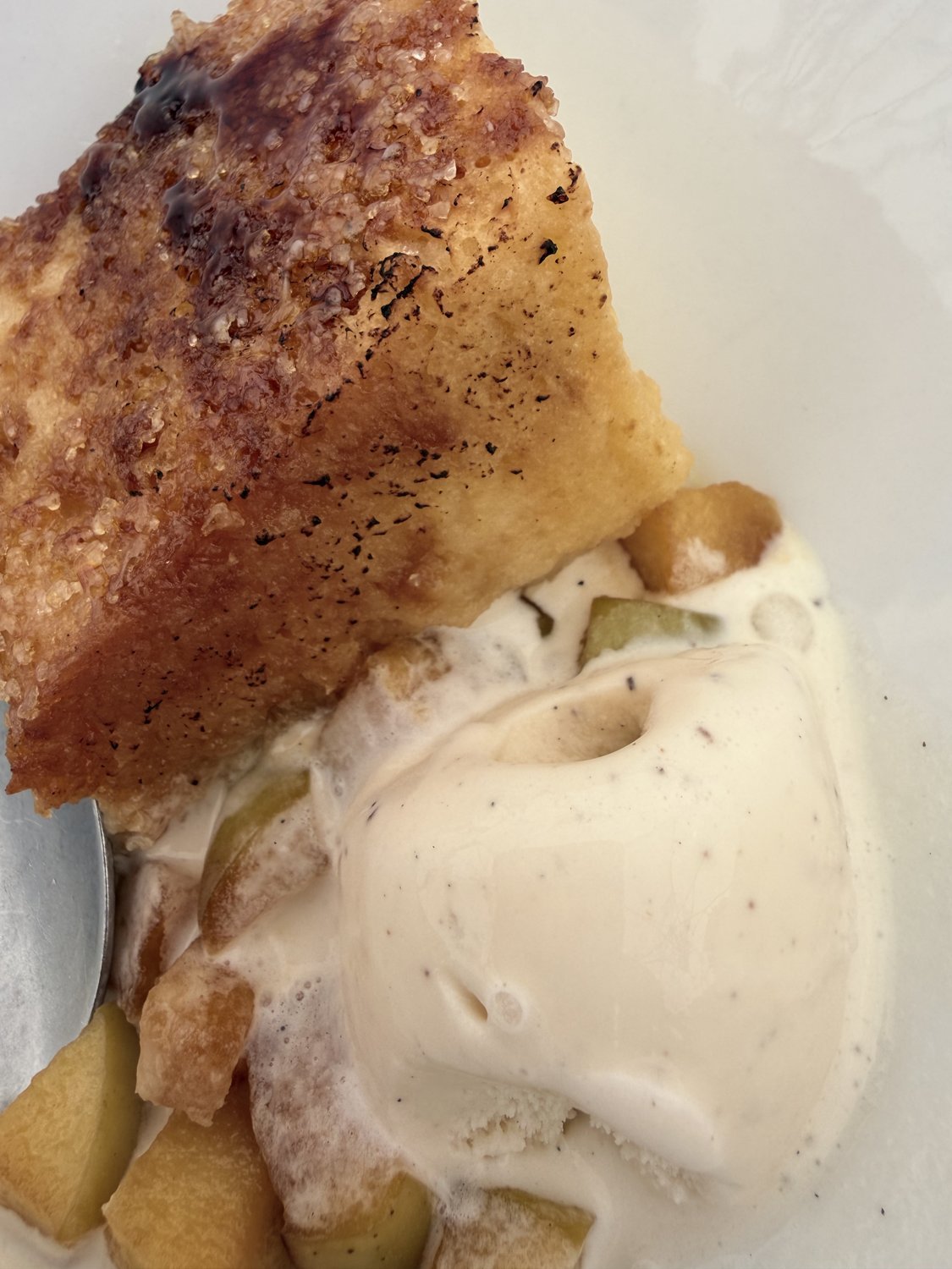 Caramelized Torrija mit Vanille Eis und Apfelstuecken Lume und Co Palma