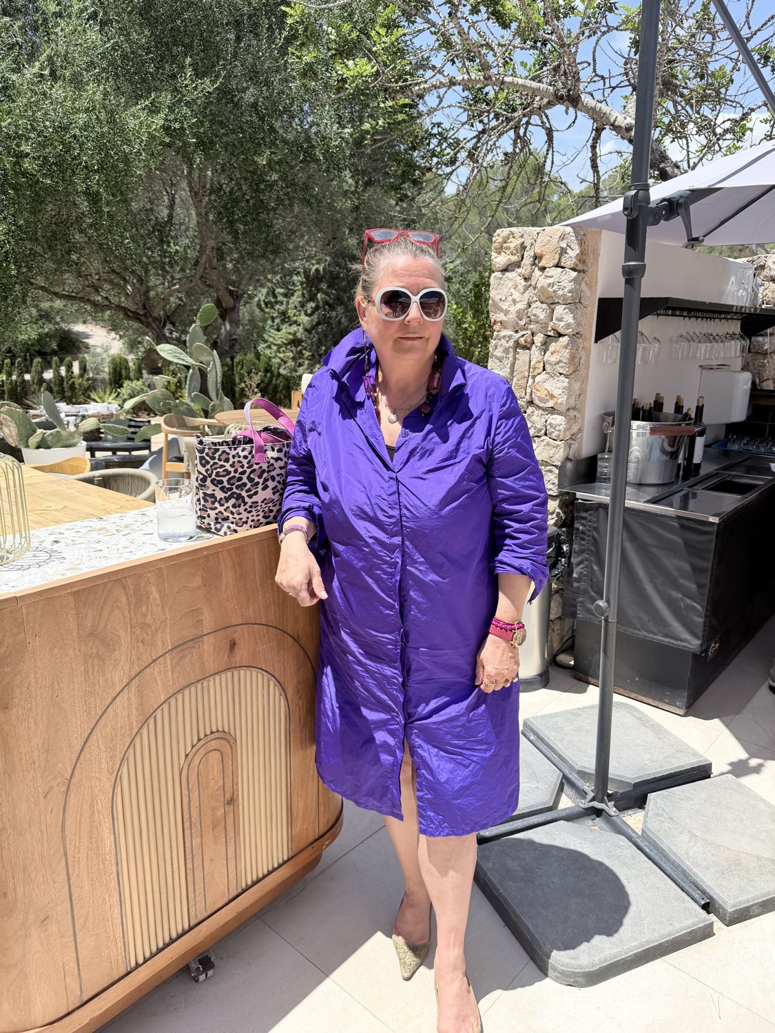 Trixi Gronau im violetten Hovman Deco Kleid an der Theke des Lume und Co Palma