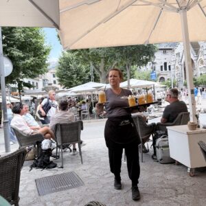 El Petit Soller Servicekraft mit Soller Bomb Tablett vor Sant Bartomeu Kirche