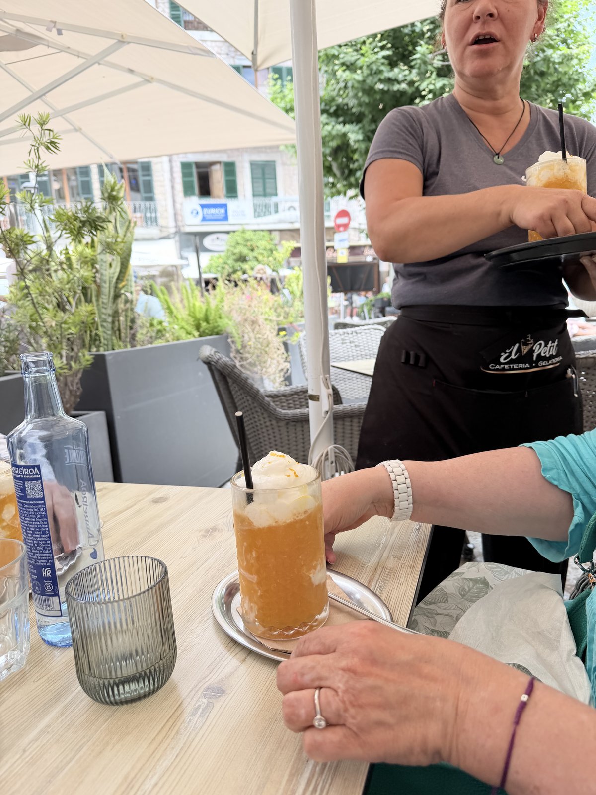 Soller Bomb wird am Tisch serviert El Petit Bistro