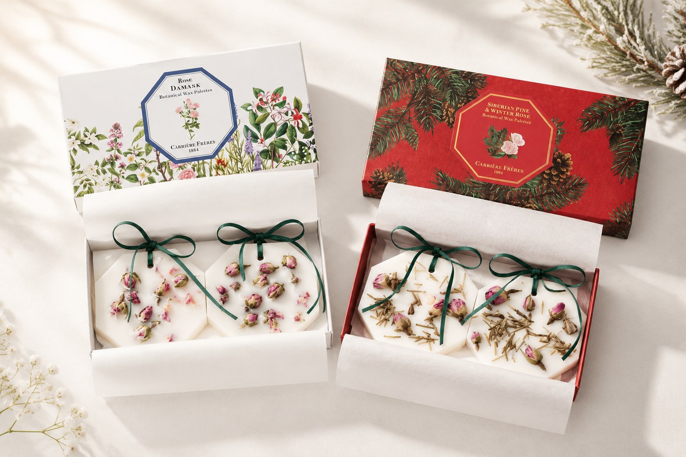 Zwei geöffnete Schachteln Botanical Palets von Carrière Frères nebeneinander, links Damask Rose mit floralem Cover, rechts Siberian Pine & Winter Rose mit rotem Tannen-Cover
