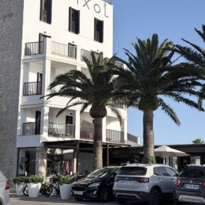 Weisse Fassade des Hotel Portixol in Palma de Mallorca mit Palmen am Abend