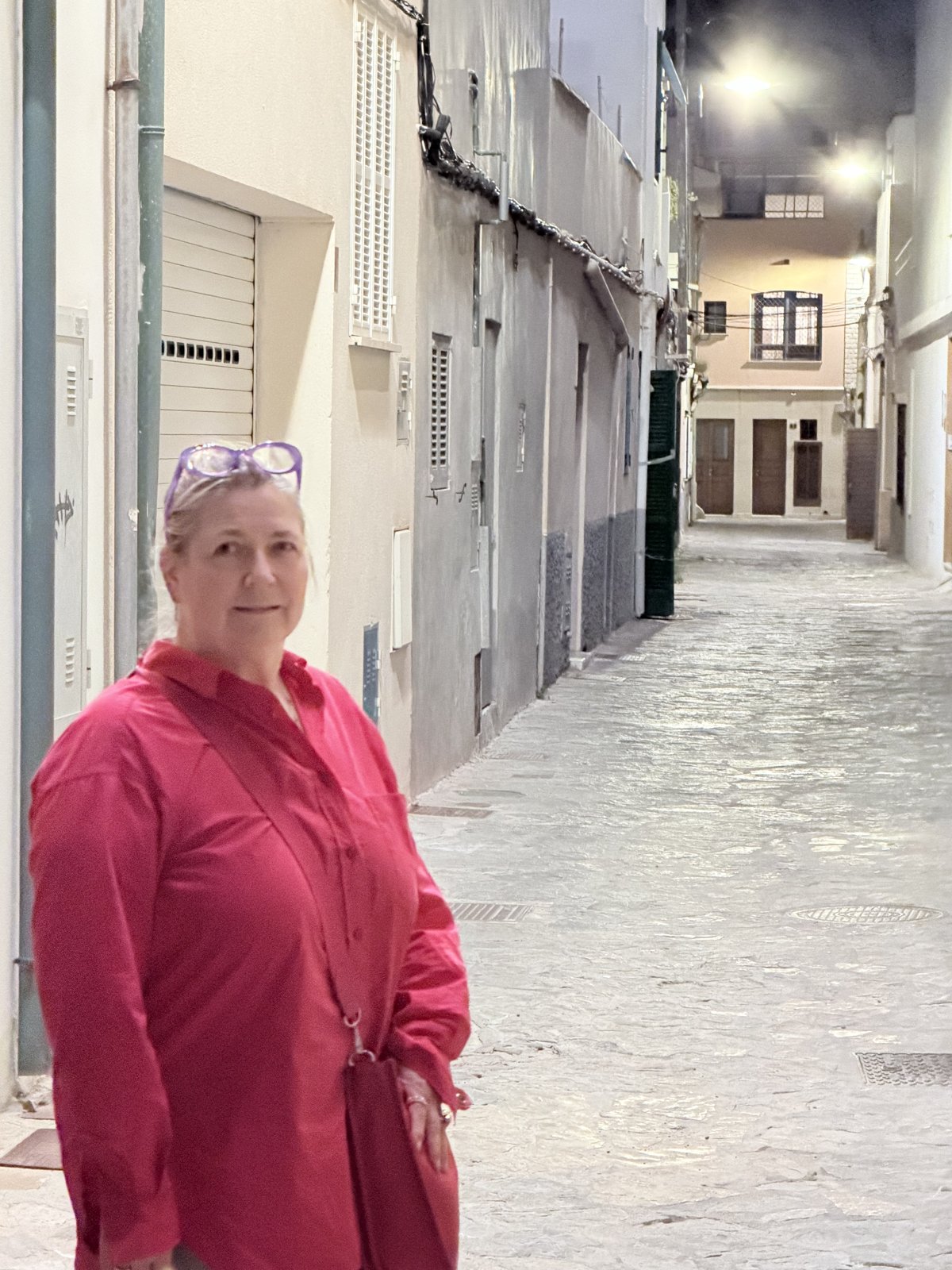 Trixi Gronau in einer Gasse am Portixol Palma