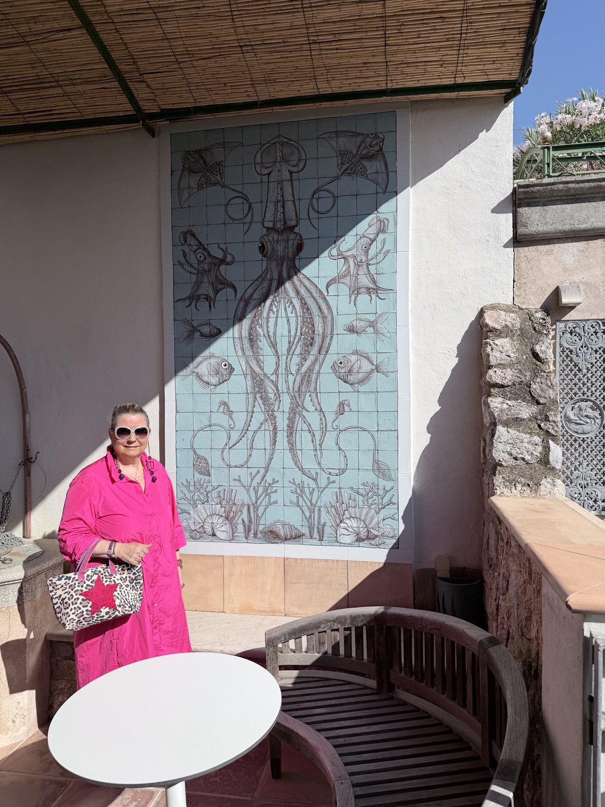 Trixi Gronau auf der Terrasse in Soller vor Kachelbild