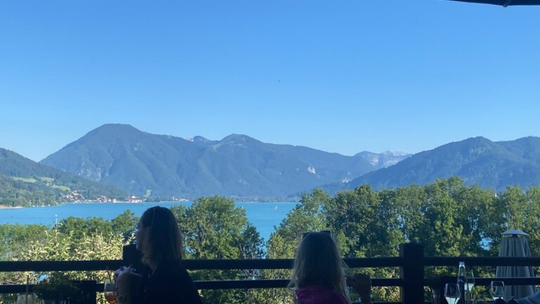 Blick auf den Tegernsee von der Terrasse des Freihaus Brenner in Bad Wiessee