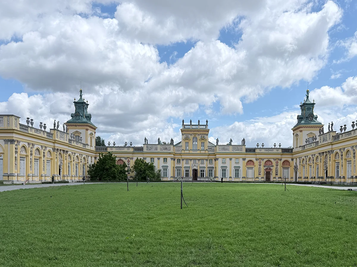 Wilanow Palast Warschau Fassade barock gelb mit Wiese davor