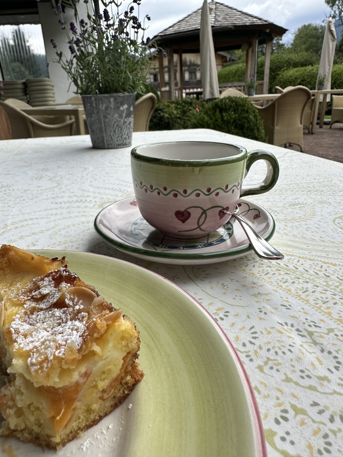 Kaffee und ein Stück von Rosis selbstgebackenem Kuchen im Garten des Landhaus am Stein