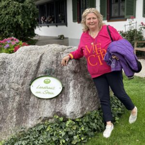 Corinna am namensgebenden Stein vor dem Landhaus am Stein in Bad Wiessee am Tegernsee