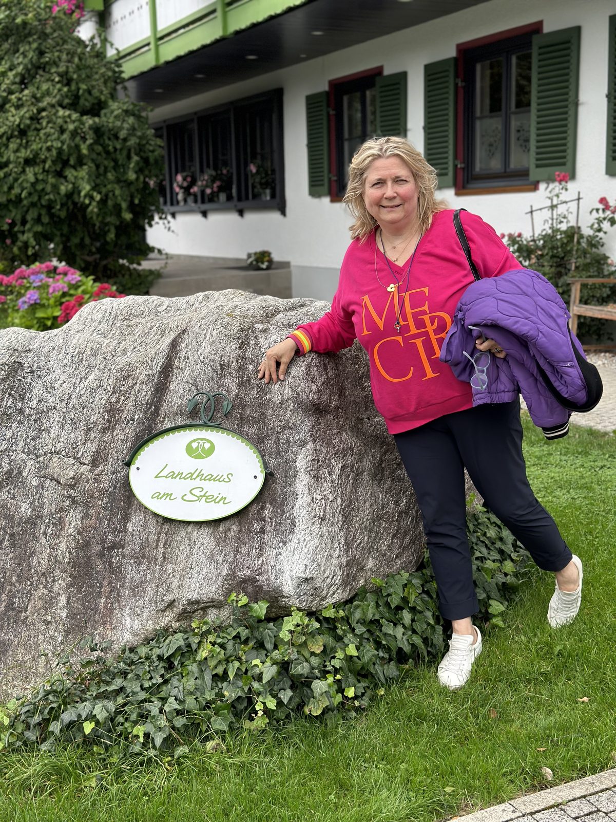Corinna am namensgebenden Stein vor dem Landhaus am Stein in Bad Wiessee am Tegernsee