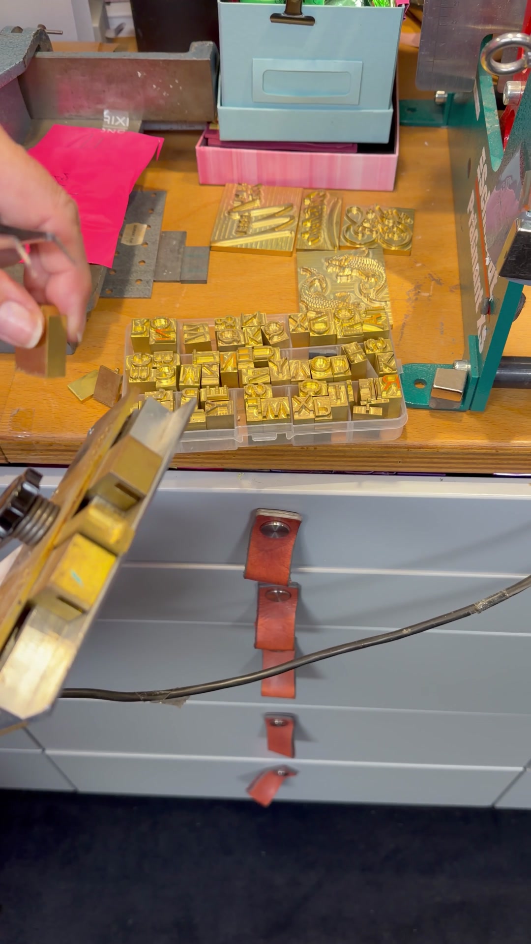 Messing-Buchstaben für die Heißfolienprägung im Setzkasten im Atelier von Trixi Gronau in Hamburg-Lokstedt