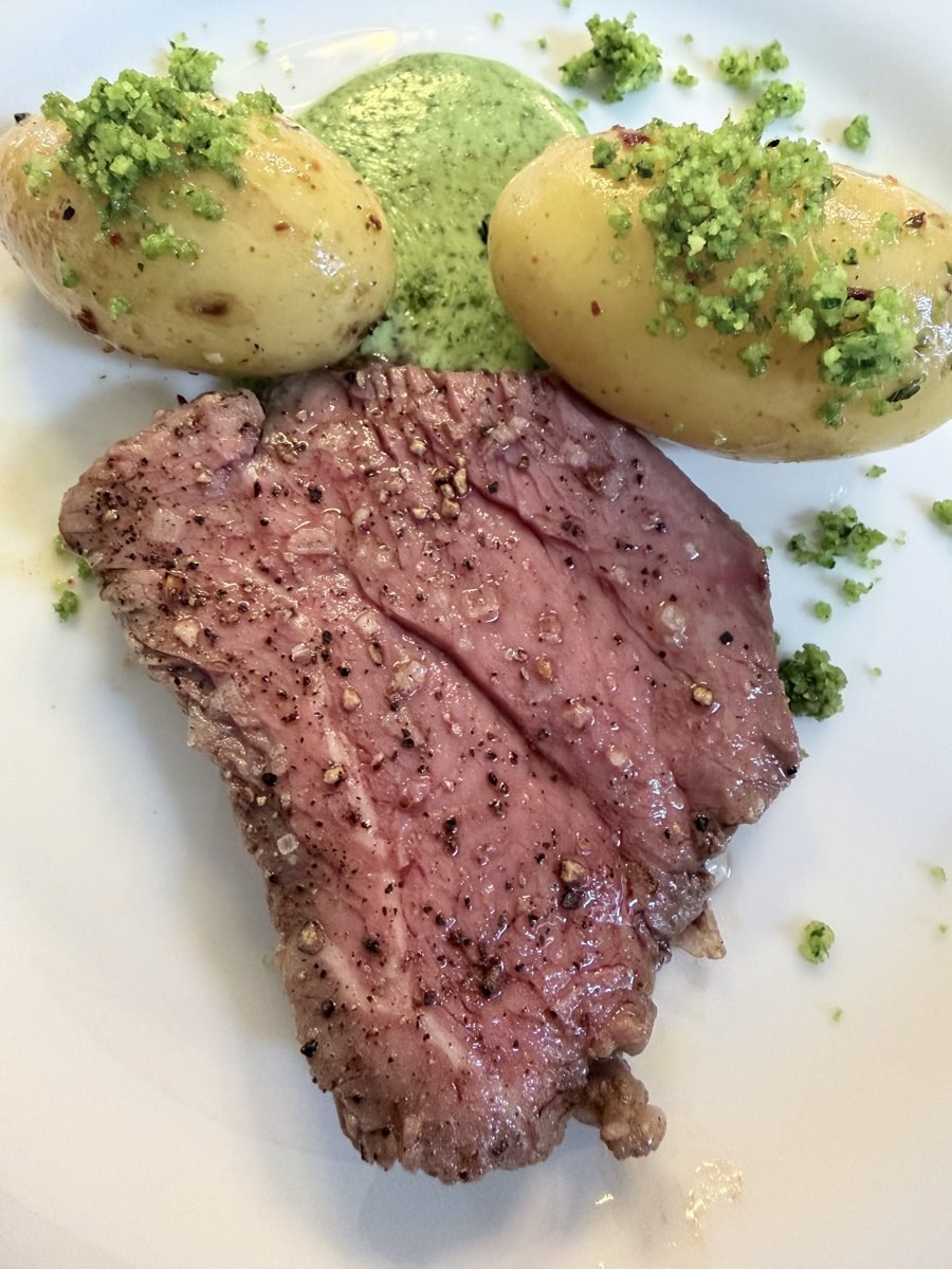 Sous-vide gegartes Rinderfilet mit kleinen Kartoffeln und Kräutern bei Pades