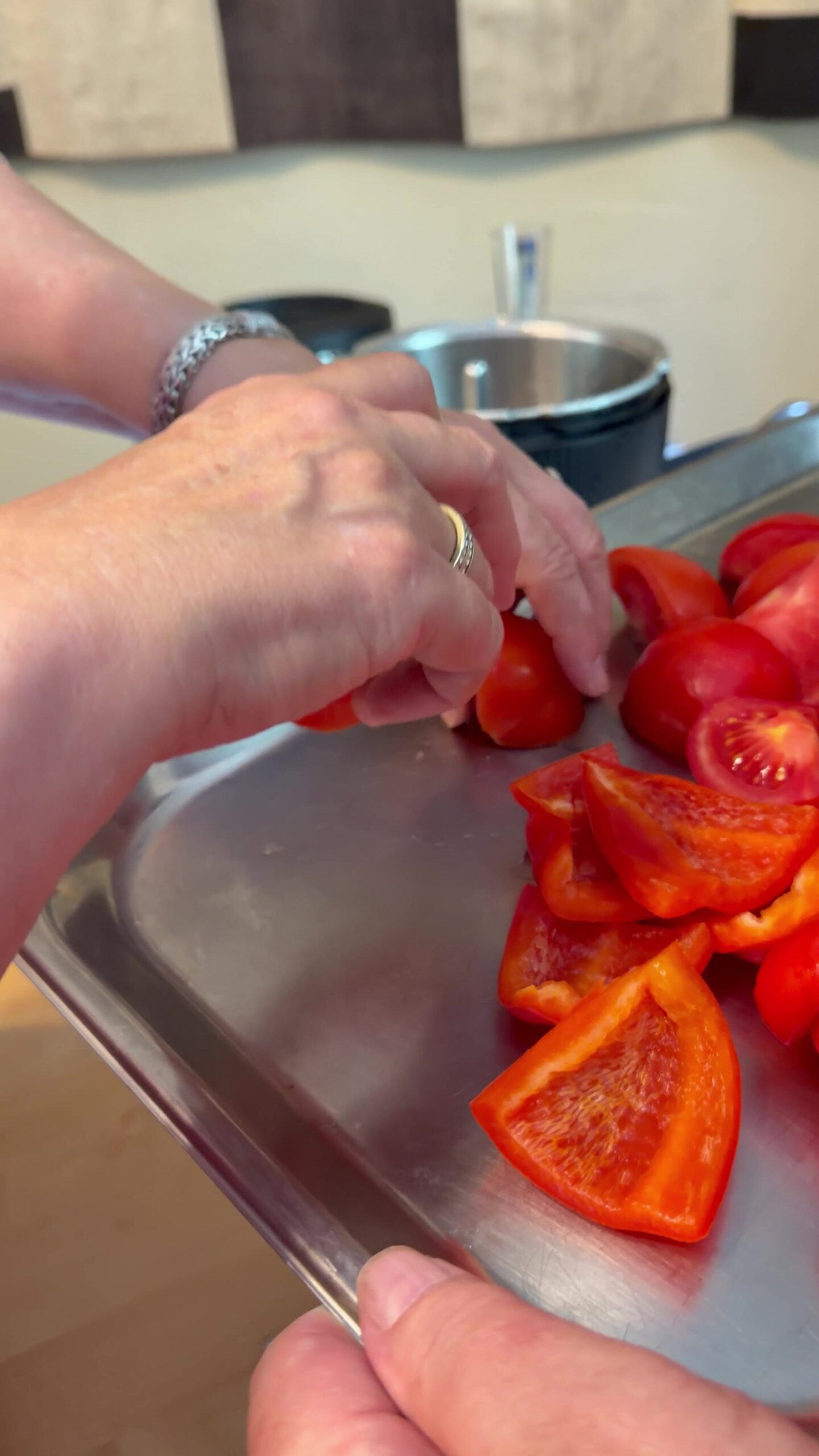 Paprika und Tomaten werden für den TM7 vorbereitet, Thermomix-Event bei Pades