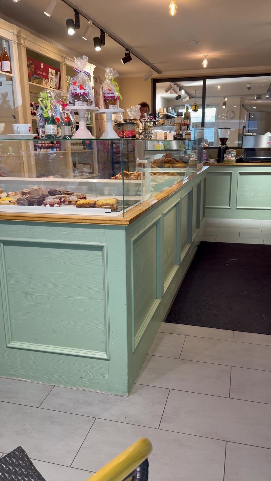Mintgrüne Pâtisserie-Theke im par ici in Hamburg mit französischem Buttergebäck