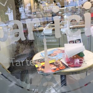 Schaufenster des Café par ici am Eppendorfer Weg in Hamburg-Eimsbüttel mit Eiffelturm-Dekoration