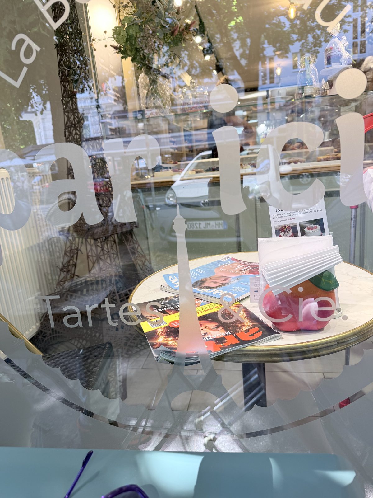 Schaufenster des Café par ici am Eppendorfer Weg in Hamburg-Eimsbüttel mit Eiffelturm-Dekoration