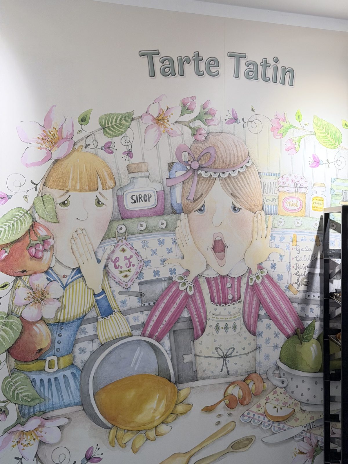 Wandbild mit Tarte-Tatin-Rezept im Café par ici in Hamburg