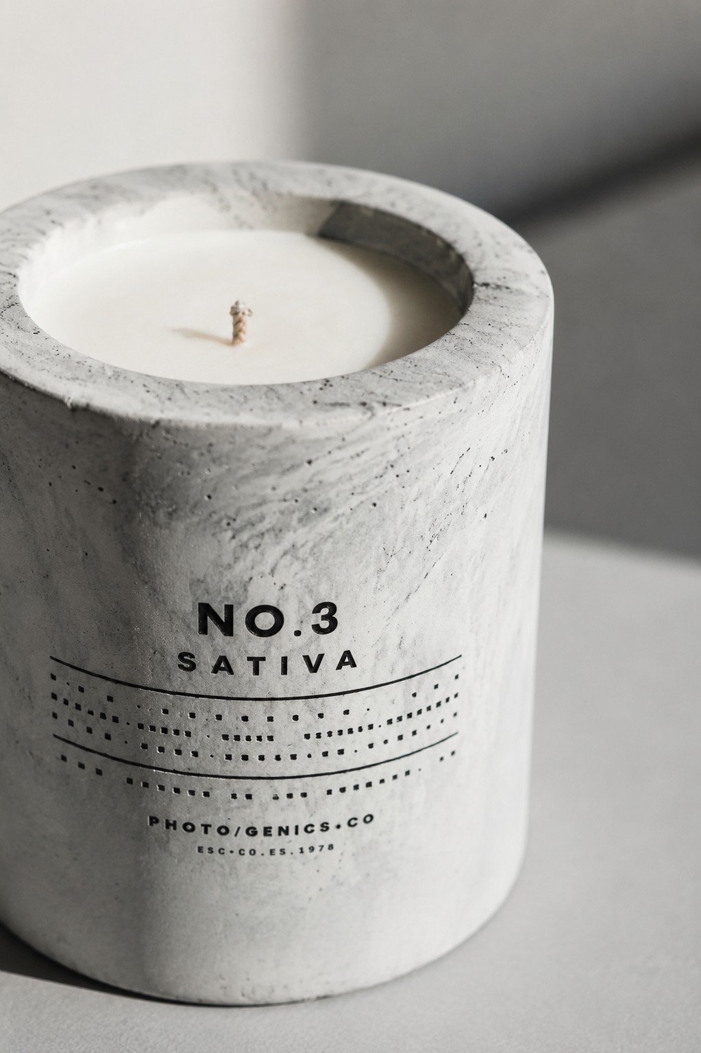 Photo Genics Concrete No.3 Sativa, Betonzylinder mit tief geprägtem Schriftzug