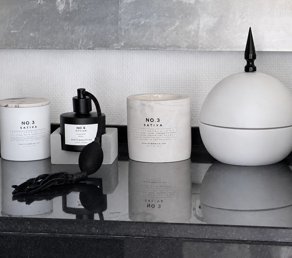 Photo Genics + Co, alle vier Ausführungen (Duftkerze, Interior Mist, Concrete-Kerze, Diffuser Dome) auf schwarzem Granit im Trixi Gronau Concept Store Hamburg