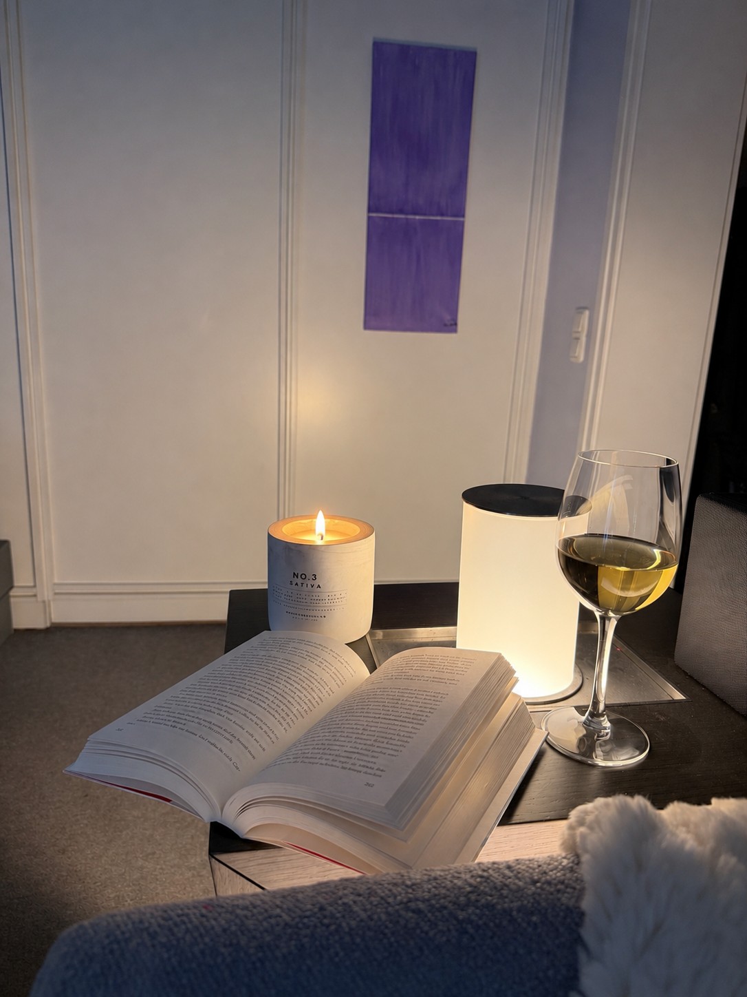 Concrete Sativa brennt am Abend neben Buch und Weinglas