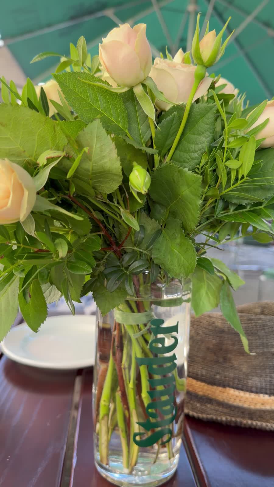 Rosenstrauß von Margit Süße auf dem Tisch der Schlachterbörse Hamburg