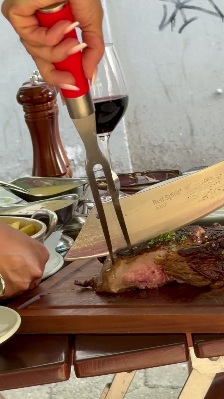 Steak wird am Tisch auf dem Holzbrett aufgeschnitten, Schlachterbörse Hamburg