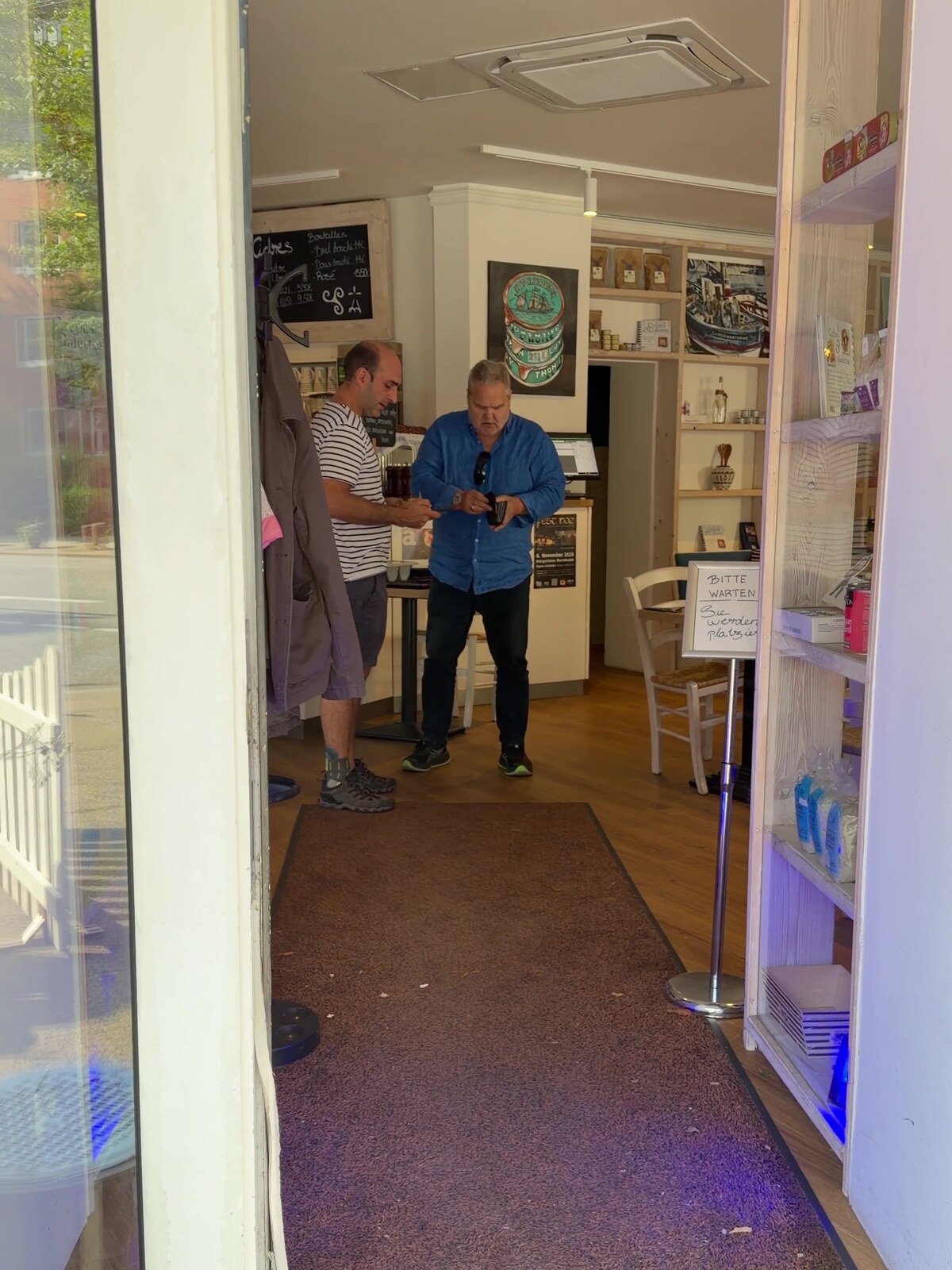 Kleiner Épicerie-Bereich im Eingang des Ti Breizh mit Regalen voller bretonischer Produkte